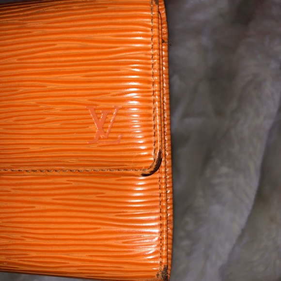 Authentic Vintage Louis Vuitton Epi leather wallet - Picture 6 of 7